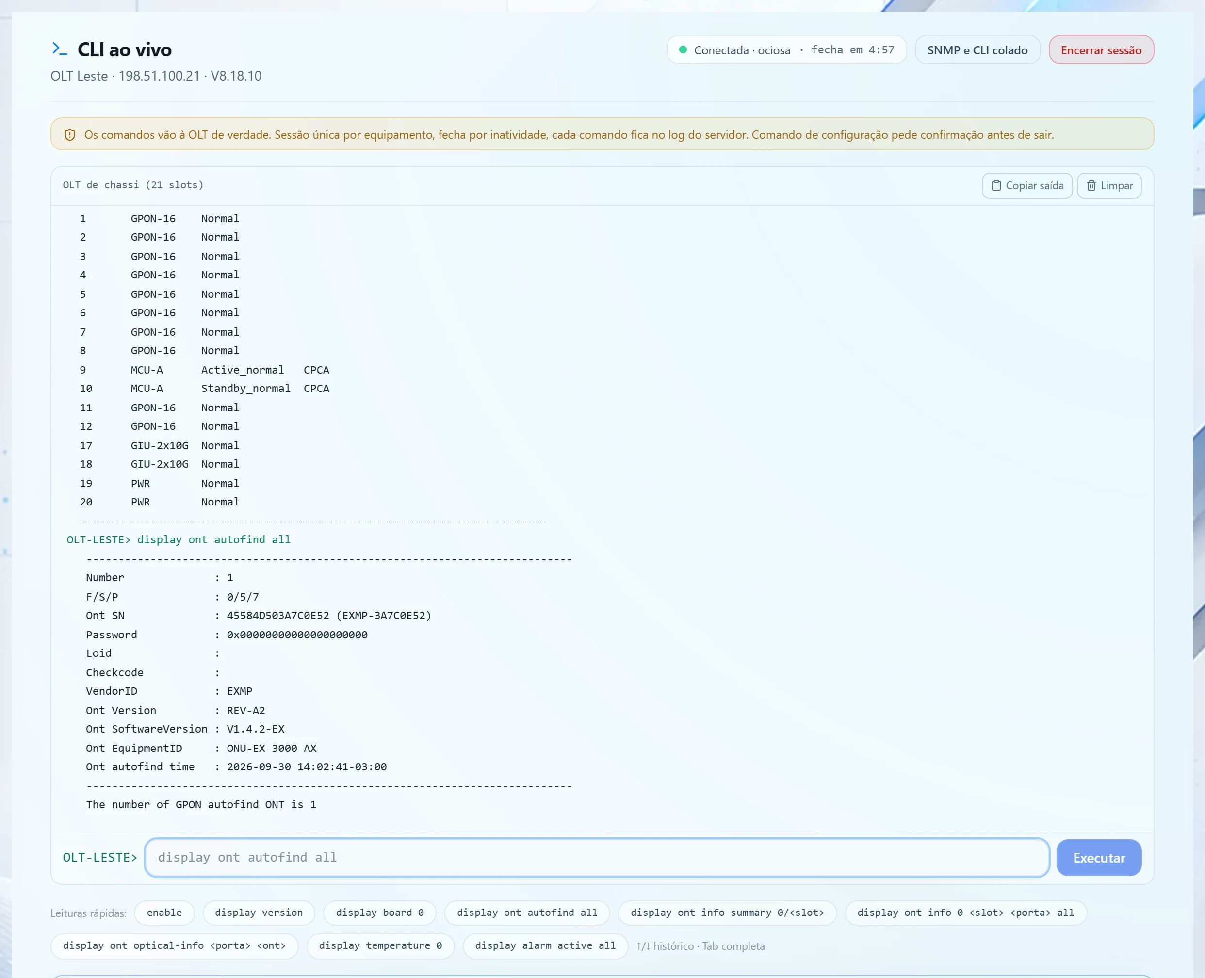 Terminal CLI ao vivo conectado à OLT, com a saída da lista de placas e da ONU aguardando autorização, e botões de leituras rápidas
